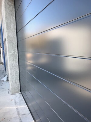 Sekcionálne garážové dvere s prelisom výška do 2240 x voliteľná šírka ANTRACIT