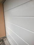 Sekcionálne garážové dvere s prelisom výška do 3000 x voliteľná šírka BIELA